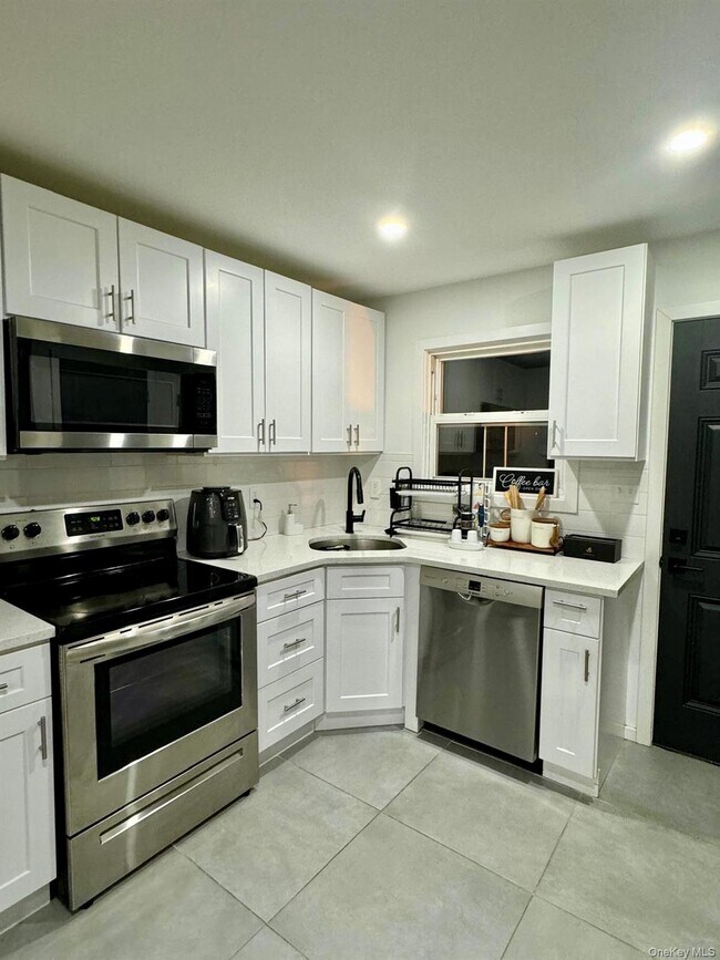 Building Photo - 160 Pacific St