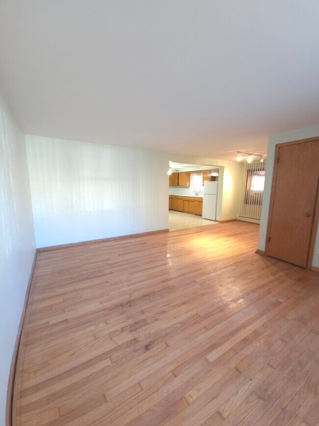 Foto del edificio - 3707 Clarence Ave