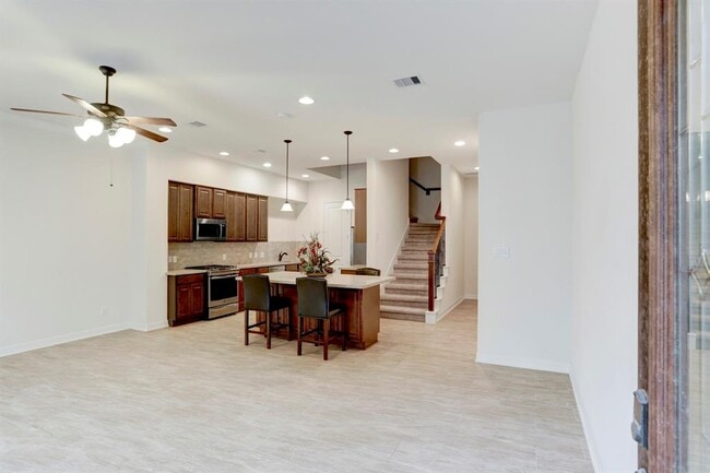 Building Photo - 7 Laurelwood Dr