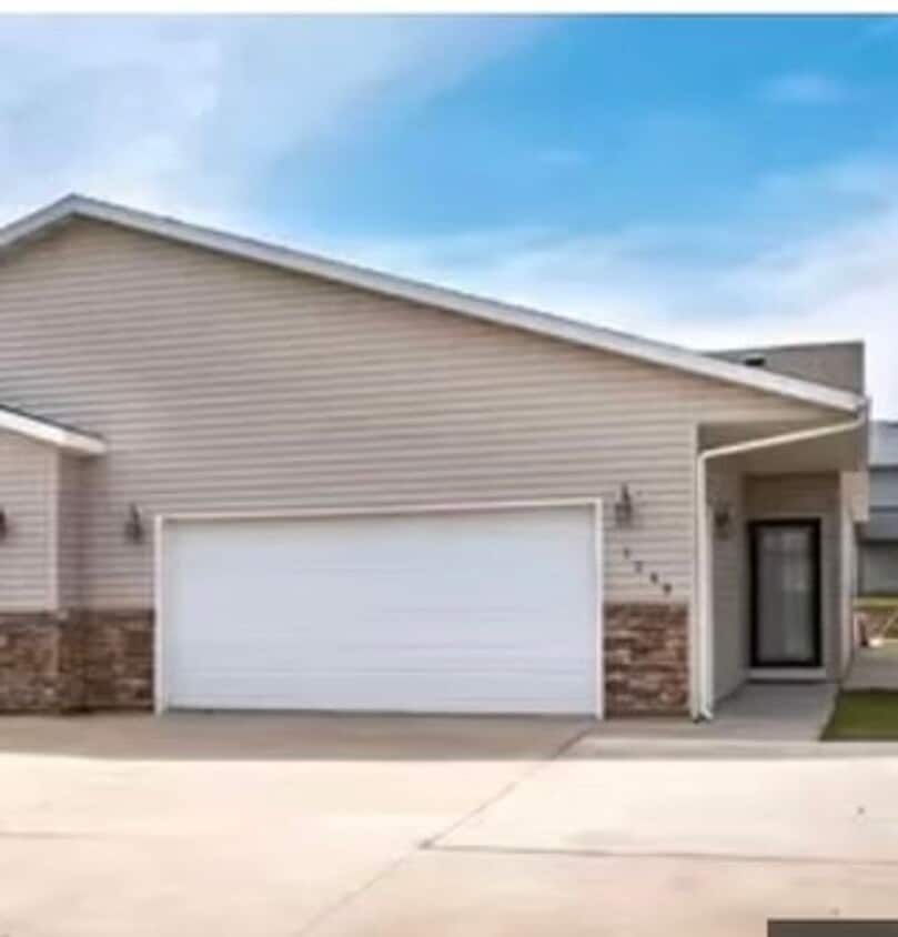 Primary Photo - Lovely Townhouse in Great Location