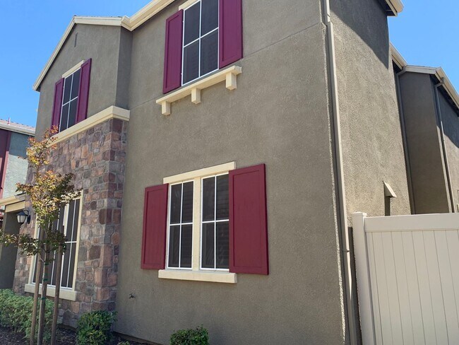 Foto del edificio - Designer Inspired 4x3 Stunning Home with Bonus Room and 2 Car Garage!