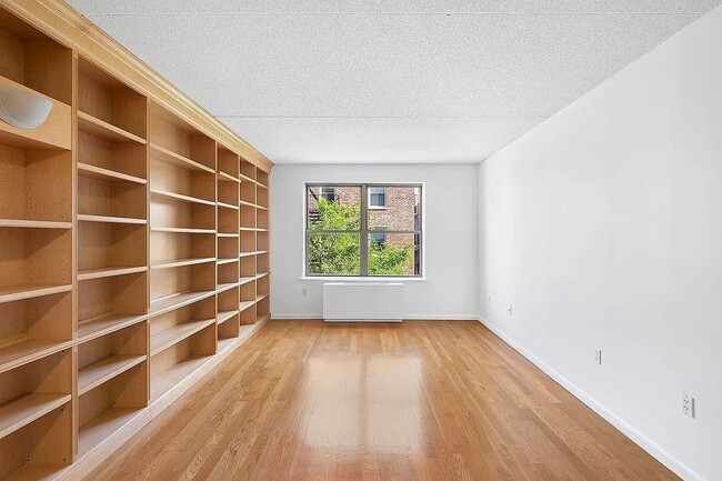 Building Photo - 736 W 187th St