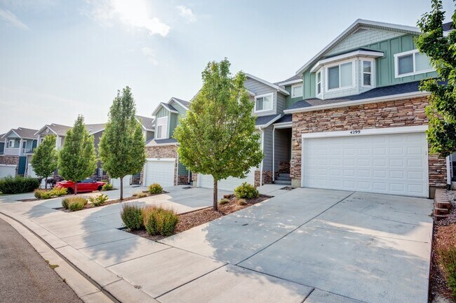 Building Photo - 4299 Cresthaven Ln