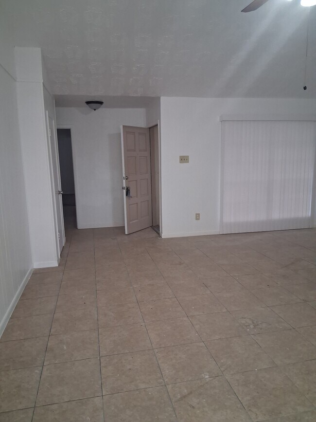 Foto del edificio - 6823 Castleview Ln