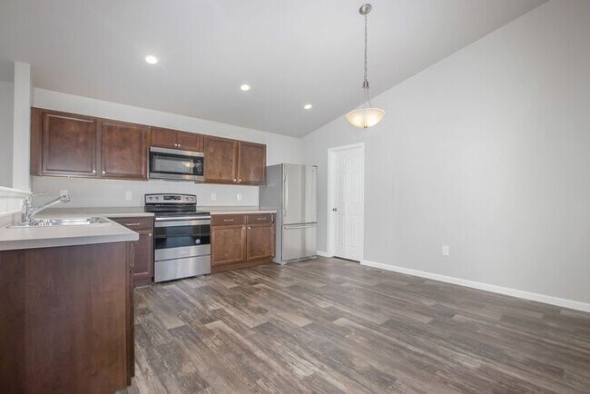 Building Photo - 2777 Jordan River Dr