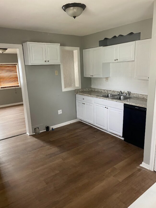 Foto del edificio - 3 Bed-1 Bath - spacious, beautiful with AC...