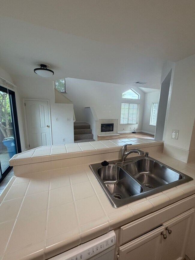 Building Photo - Beautifully Updated 2-bedroom 2 bath home blocks from Downtown Martinez!