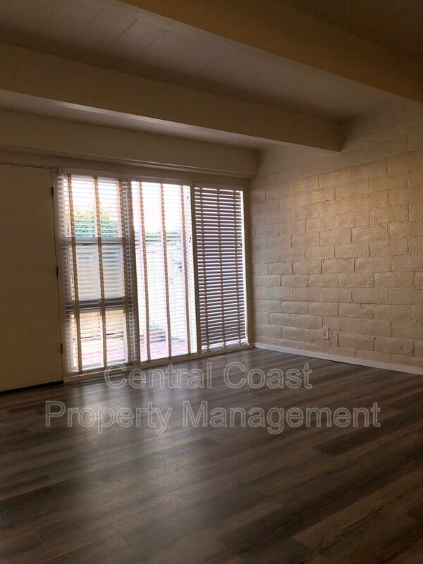 Foto del edificio - 451 Dela Vina Ave