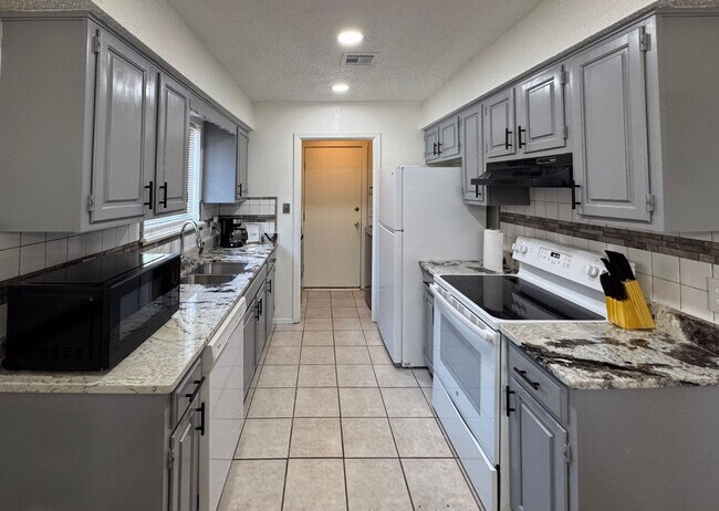 Foto del edificio - Updated 3-Bedroom with Vaulted Ceilings and Corner Lot Charm