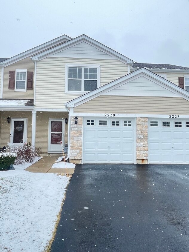 2230 Flagstone Ln, Carpentersville, IL 60110 Townhome Rentals in