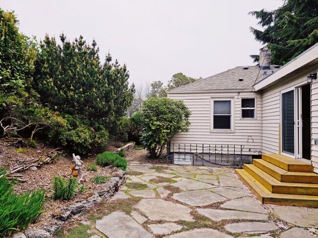 Building Photo - Charming Pet Friendly Two Bedroom Bungalow...