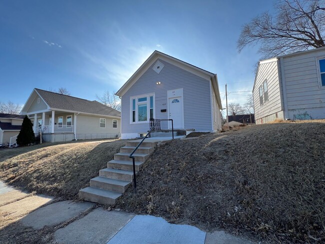 Building Photo - Fully Remodeled 3 Bedroom House!