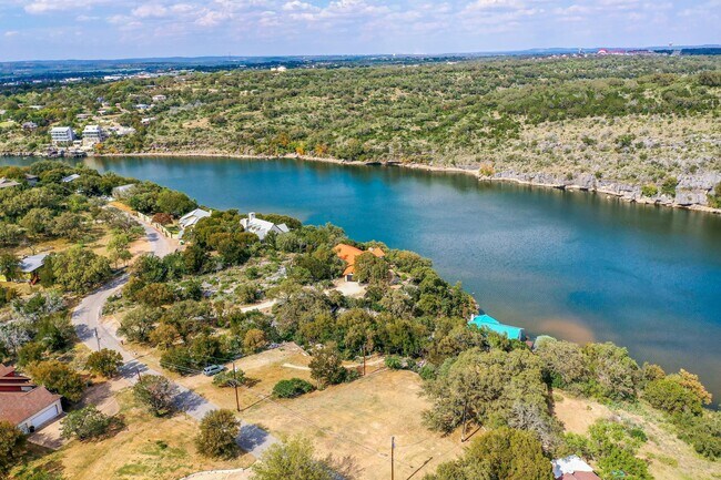 Foto del edificio - 830 Los Esondios Rd