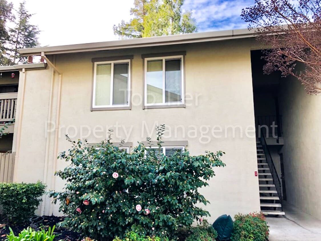 Primary Photo - Meticulously renovated 2 Bd/1 Ba, 889 sf, ...