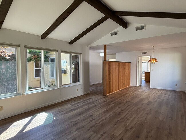 Foto del edificio - Sunnyvale home with central air and new LV...