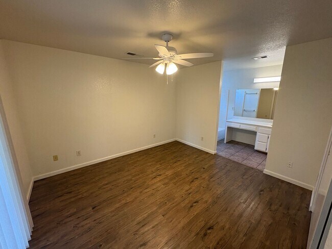 Foto del edificio - Charming Farmersville House near Shopping ...