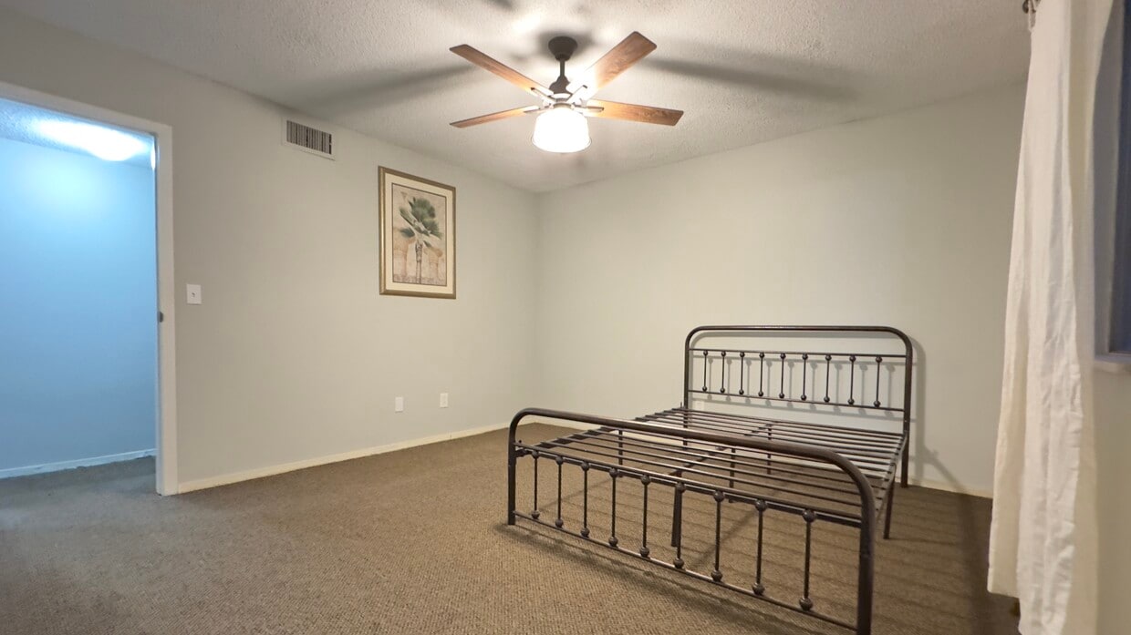 Foto principal - 6519 W Newberry Rd