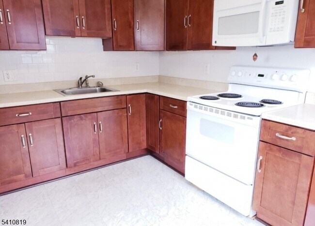 Foto del edificio - 821 Bloomfield Ave