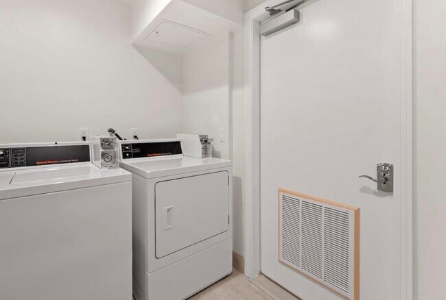 Foto del edificio - 5222 Vantage Ave