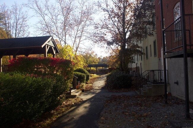 Foto del edificio - 201 Whetstone Mls