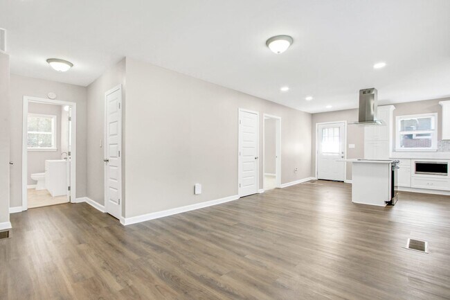 Building Photo - 2122 Holly Hill Dr