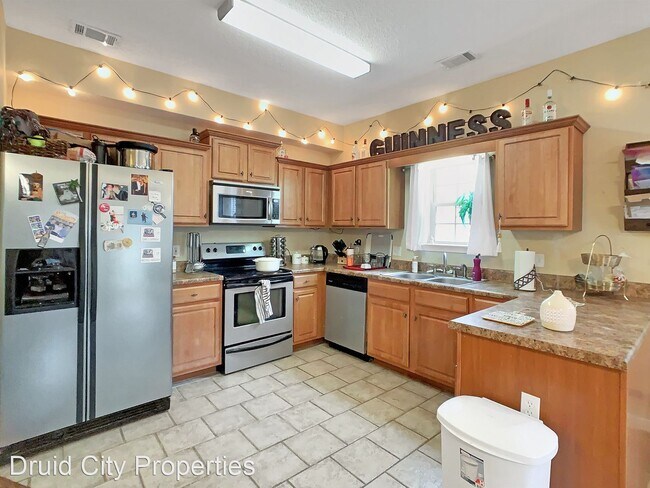Building Photo - 3 br, 2.5 bath House - 1806 Saint Charles Way