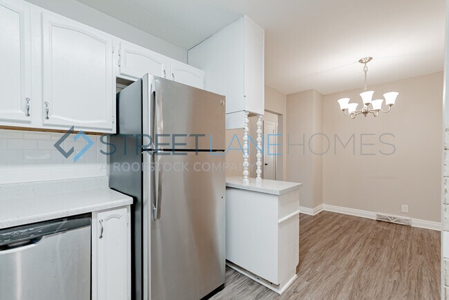Building Photo - REDUCED!