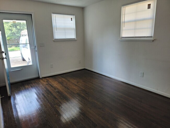 Building Photo - Front half of duplex, 2 bedroom 1 bath