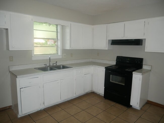 Building Photo - 3115 Mayfair Rd