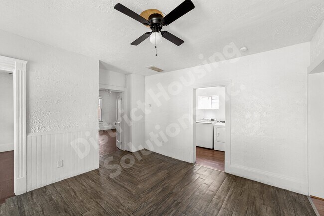 Foto del edificio - 8302 Sowinski Ave