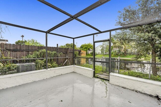 Foto del edificio - 3 BR / 3 BA + Patio + Parking AVAIL 8/1