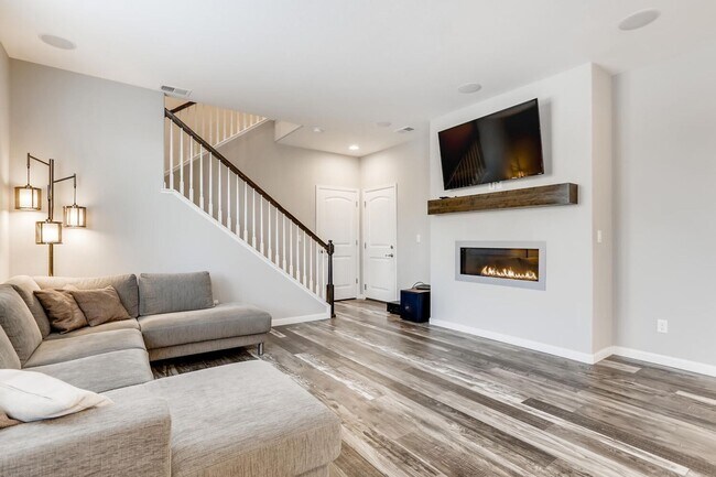 Foto del edificio - Evolve Real Estate: Beautiful House with Solar Panels  Available for Move in on August 1st!