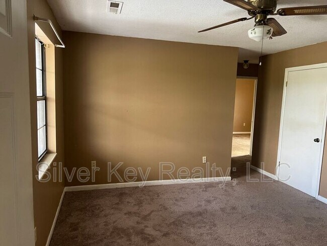 Foto del edificio - 823 Englewood Rd