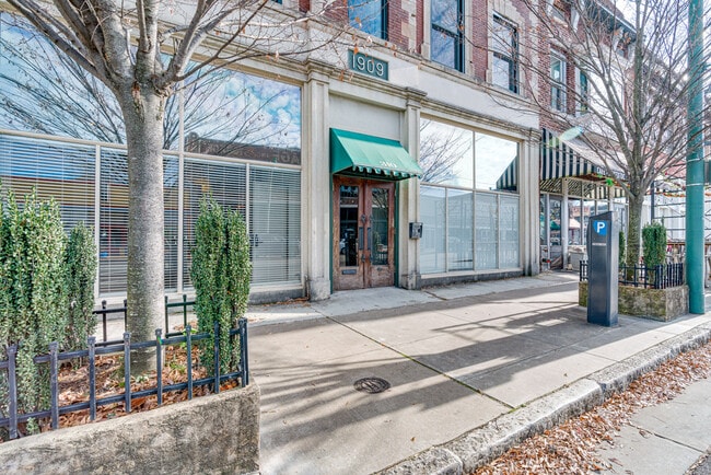 Building Photo - 310 S Main St