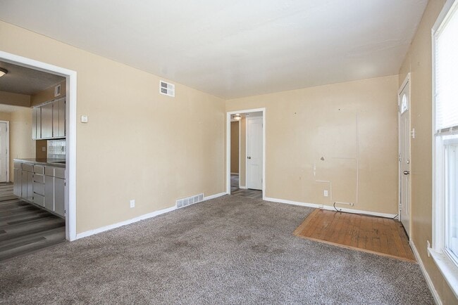 Building Photo - 3 Bedroom/1 bath Single House!!