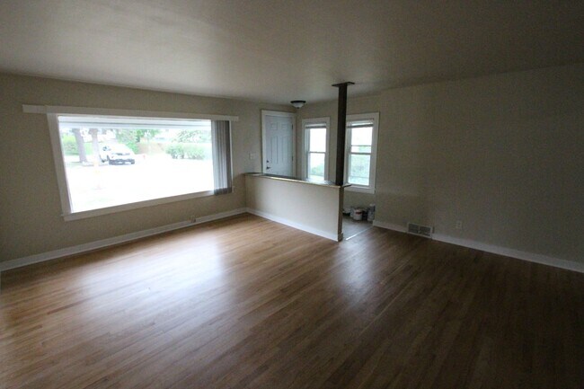 Foto del edificio - West Allis 3 bedroom 1 bath ranch Home