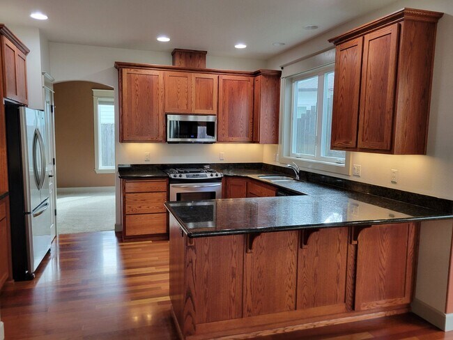 Building Photo - Immaculate 5 Bedroom West Salem Home With a View