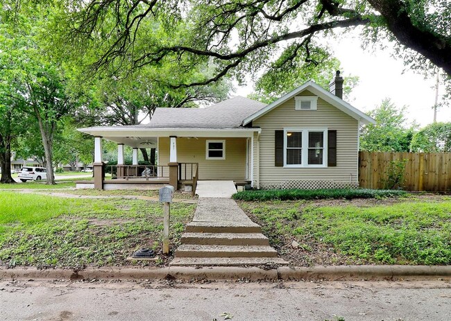 Building Photo - 3704 5th St