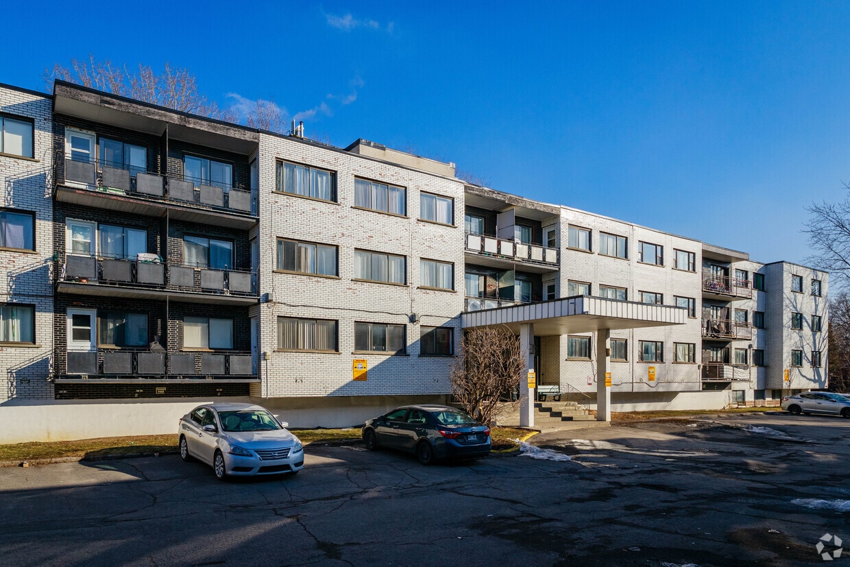 Primary Photo - 165 Av Strathyre