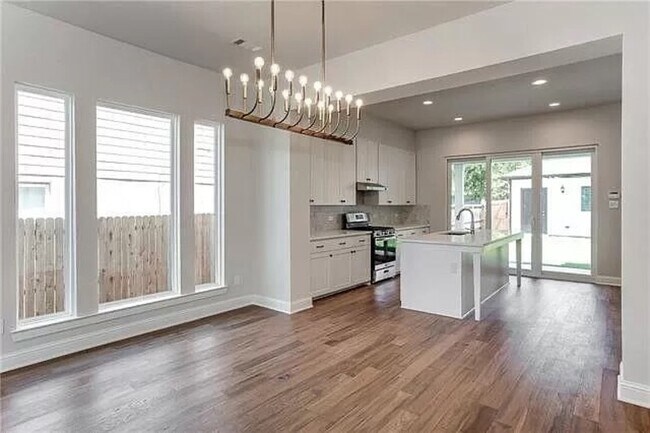 Foto del edificio - 3205 Forest Park Blvd