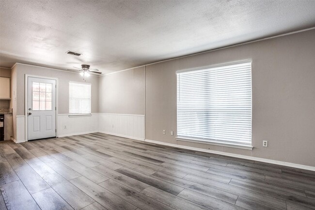 Building Photo - 2434-2434 Lakeview Cir