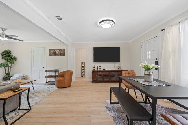 Building Photo - Updated Baylor Bubble Home