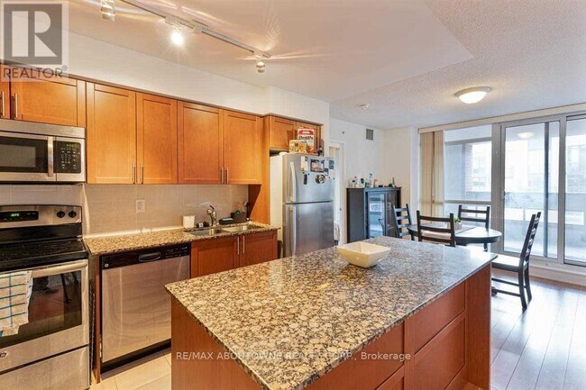 Photo du bâtiment - 830 Lawrence Ave W