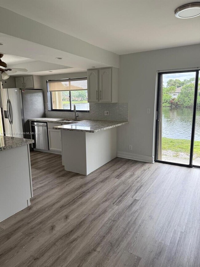 Foto del edificio - 242 Wimbledon Lakes Dr