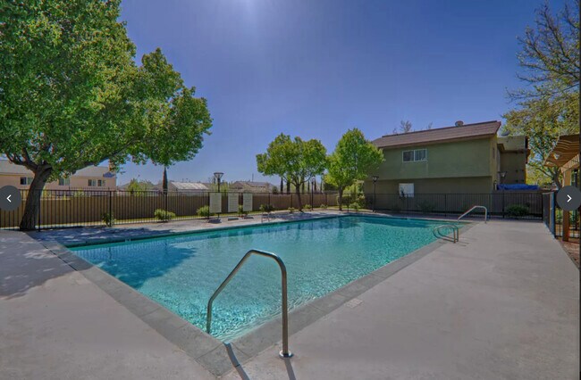 Foto del edificio - Woodlands West Townhomes