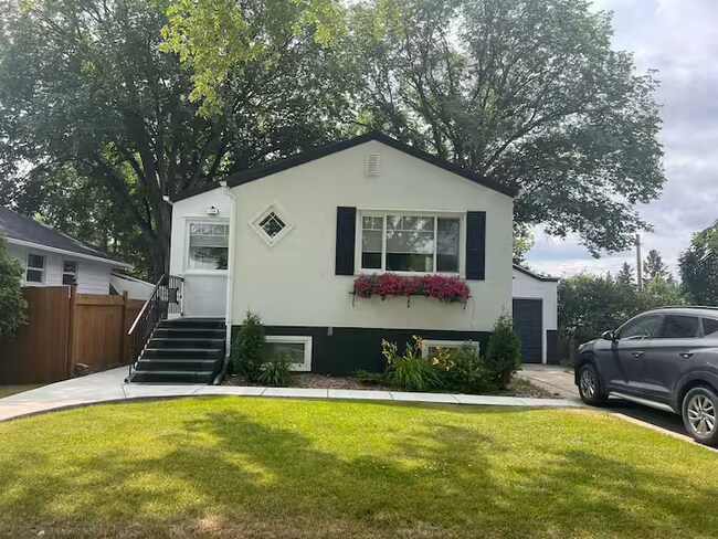 Photo du bâtiment - For Rent – 704 5 St E, Saskatoon, SK S7H 1G7 3 Bedrooms | 2 Bathrooms