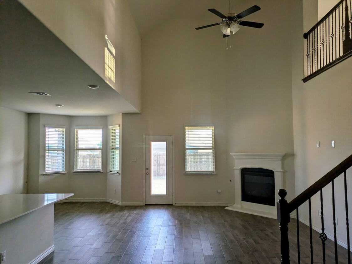 Foto principal - Modern 4-Bedroom Home in Hawks Landing, Au...