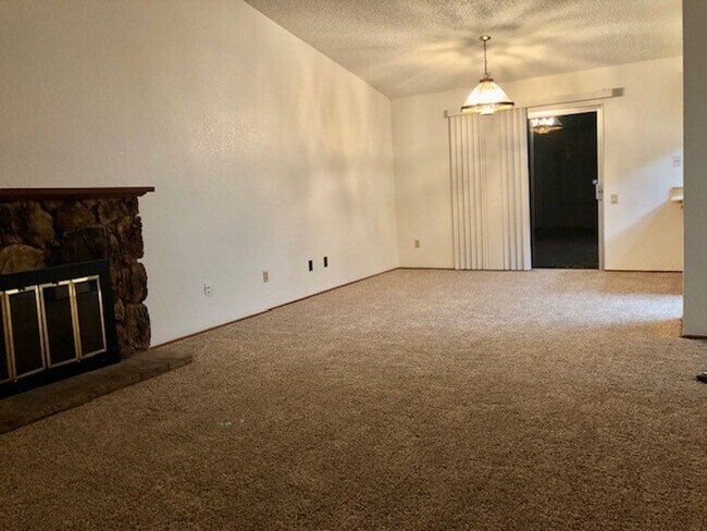 Building Photo - Clean 3 bedroom, 2 bath home in Rancho Cordova