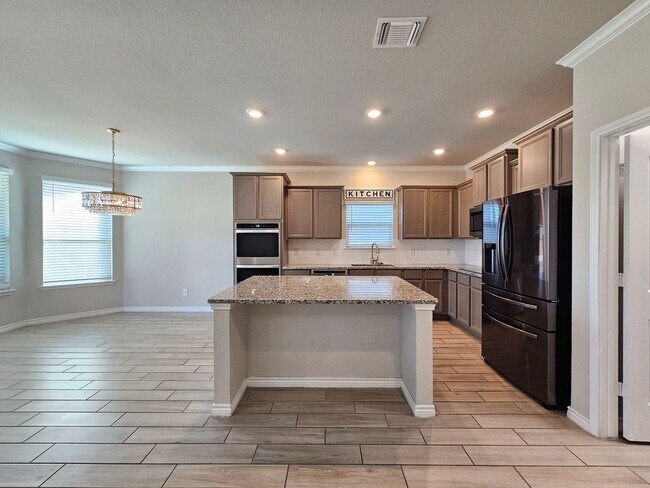 Foto del edificio - NEW IN MANAGEMENT - AVAILABLE NOW!