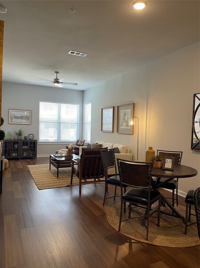 Foto del edificio - 12840 Jones Rd